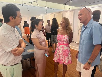 百慕大群島首個(gè)中國畫展亮相 翟優(yōu)、樊蕾伉儷“家園”作品引國際關(guān)注